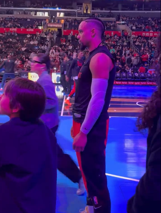 狄龙又干啥了？险遭隔扣后爆粗狂喷威少 快船球星咧嘴大笑回应