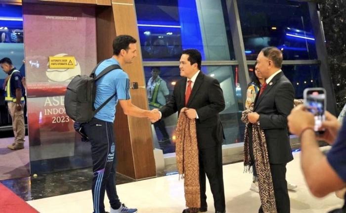 阿根廷队抵印尼！梅西没来仍获隆重接待，走红毯+足协领导列队欢迎