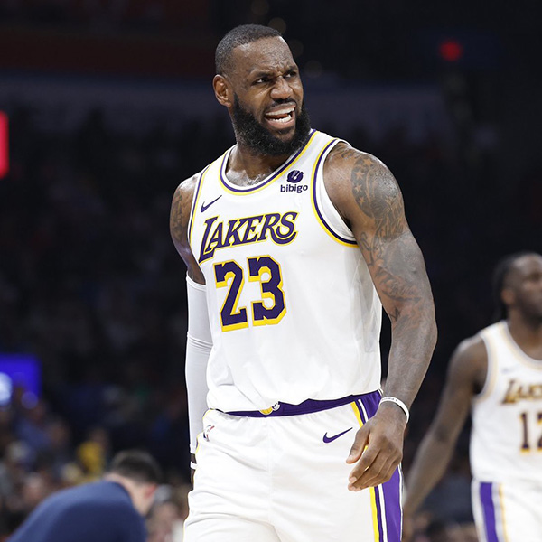 詹皇超神40分狂刷历史第一 浓眉更衣室干扰采访+拉塞尔学山羊叫