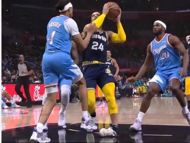 官宣伤退！灰熊悍将脚踝90度严重扭伤，左脚无法落地被搀扶离场