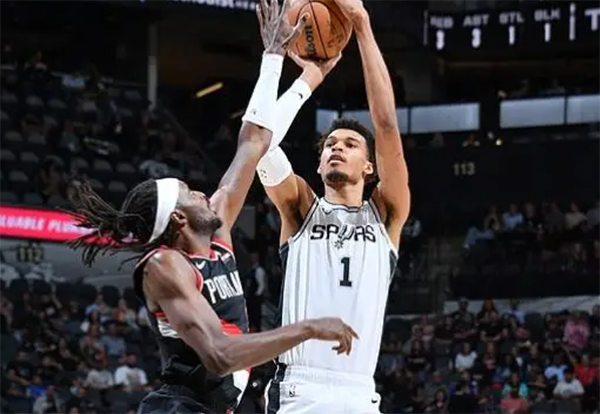 文班亚马12 + 8 + 4断3帽！虽被艾顿隔扣，但球队终结连败迎胜