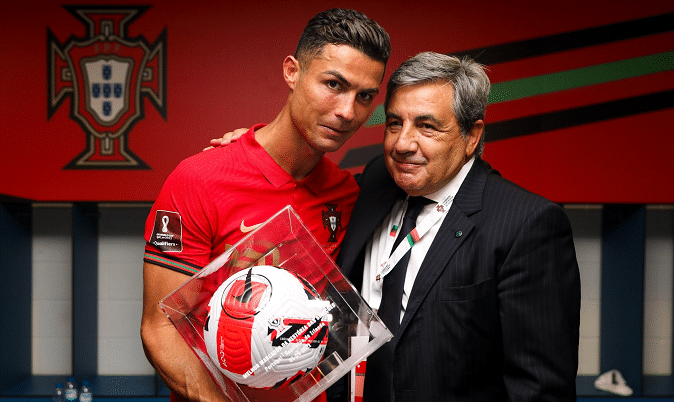 回味无穷！C罗赛后在大巴车上回看绝杀进球，里程碑之战太美妙