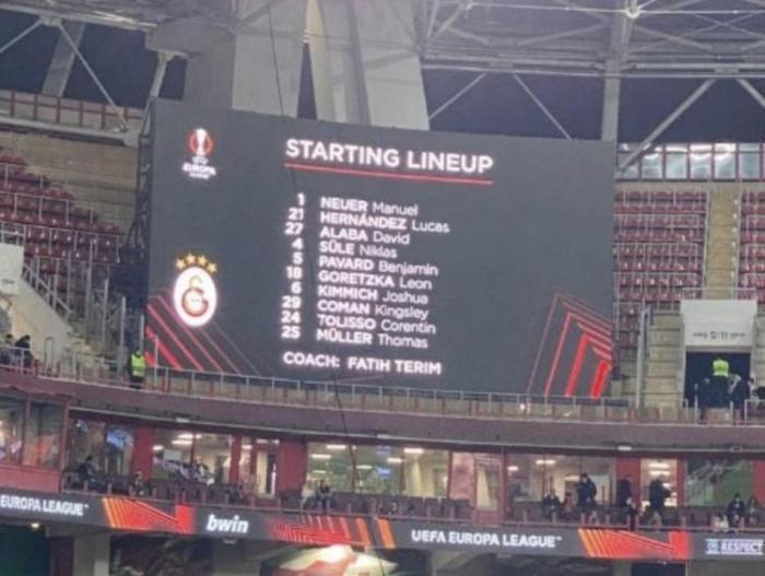 欧联现场大屏排出拜仁首发阵容，阿拉巴还在