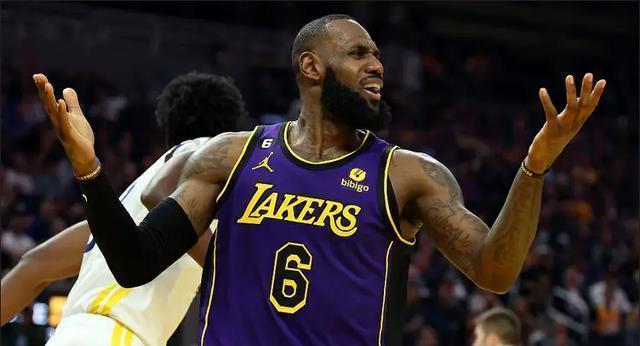 连败，詹姆斯为何还笑容满面？威少11中0，詹姆斯和经理博弈开始