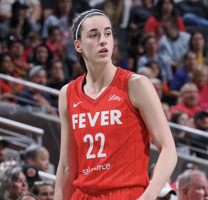 “女库里” 豪取 31+12 创纪录，场边大笑庆祝获詹皇盛赞 “太冷酷”