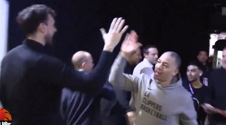 快船逆转勇士幕后庆祝：卢帅高呼要踢烂裁判的嘴 熊抱哈登咧嘴大笑