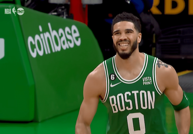 绿军抢七遭惊魂一幕：塔图姆崴脚痛苦倒地 开场仅打26秒险受伤