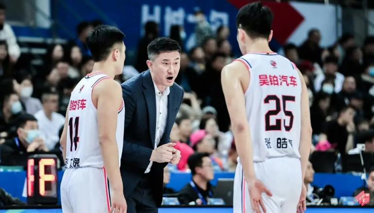 周鹏将兼任深圳男篮主教练 郭艾伦开豪车现身夜市