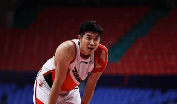 致敬！江苏男篮中锋肌腱断裂，仍重返赛场，向爱人张常宁看齐