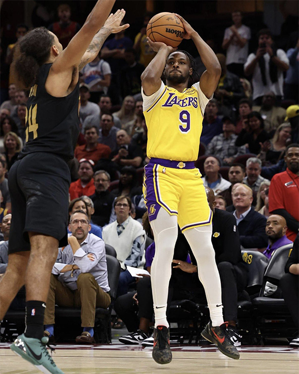 詹眉解析败因，詹姆斯热议布朗尼首分：传奇之子的闪耀起点