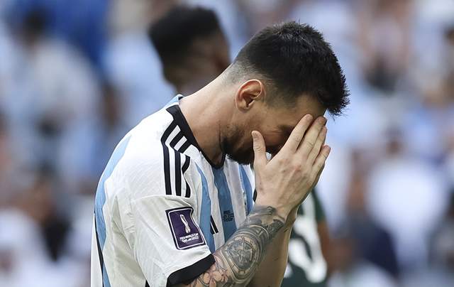 世界杯神剧本！夺冠大热连进4球后遭逆转，球王抱头绝望对手狂欢