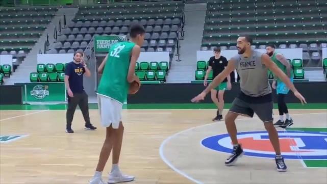 文班亚马两年前一幕曝光！连续单吃戈贝尔 美媒认为他像83年状元