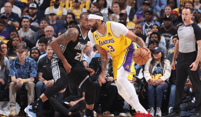 浓眉惨遭肘击眼角流血：紧急治疗后重返赛场 杰克逊崴脚跑回更衣室