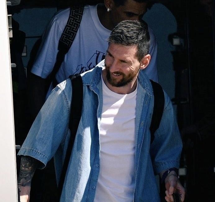 毫无球王架子！梅西自提行李上车，机场呆萌等待照引热议：像被抓了