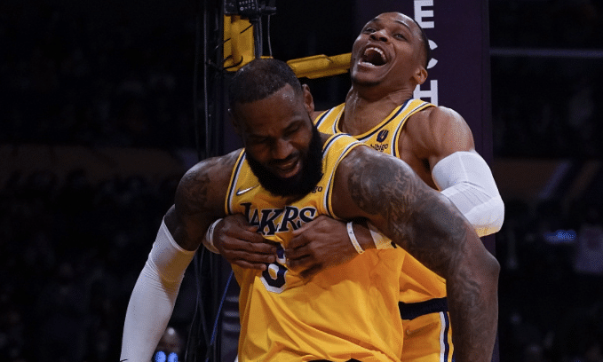 耻辱之战！詹姆斯压哨上篮遭怒批，沃格尔赛后解释威少被弃原因