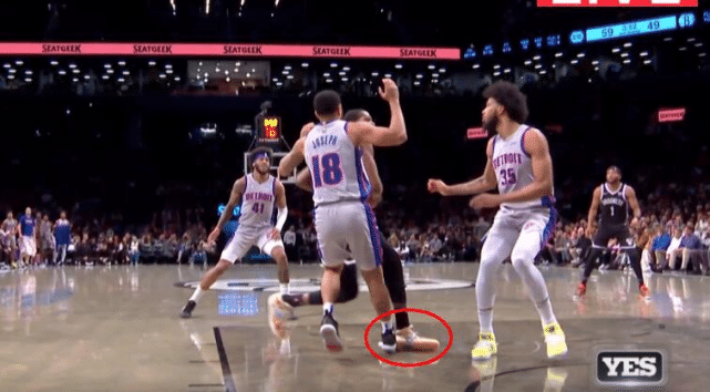 曝杜兰特崴脚一幕！突破踩到约瑟夫脚面 记者：明天可能酸痛