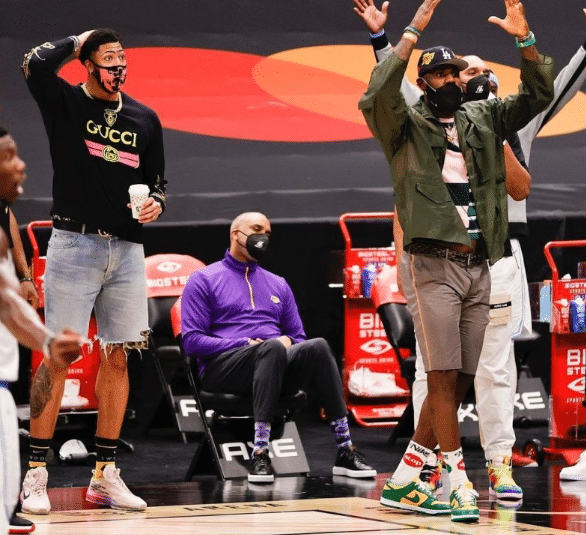 官宣！湖人升冠军旗帜日期确定，对阵火箭升旗，球迷：还好哈登跑得快