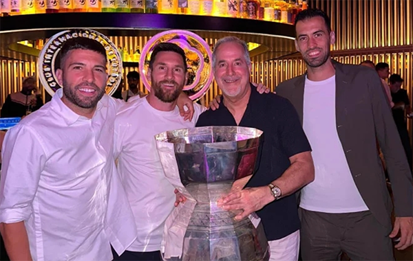 人气旺！梅西迈阿密首冠庆功宴，梅西令球迷疯狂，保镖严阵以待