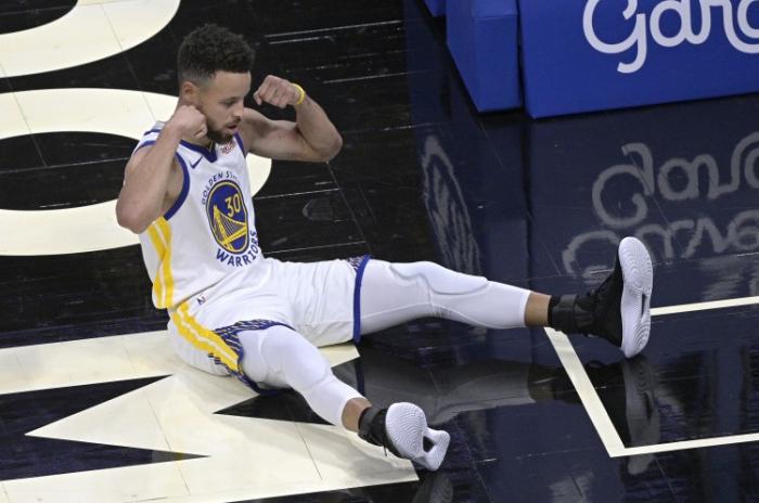 中圈三分！让半个屁股都拿32分！库里一回来就炸！他又拿联盟第1
