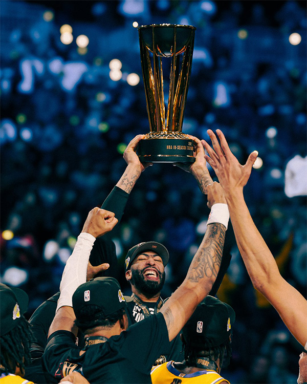 湖人夺冠后更衣室狂欢：詹皇狂喷香槟嗨翻天浓眉咧嘴大笑