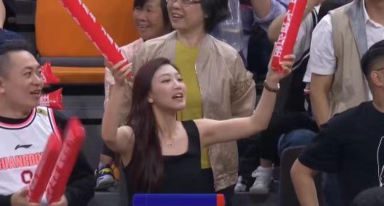 任骏飞故意肘击孙铭徽？慢镜头给答案，他不该犯下这种错误