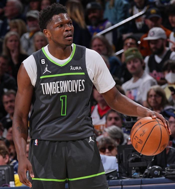 爱德华兹挥椅砸人一幕曝光：被指控三级伤害罪 最高面临18个月监禁