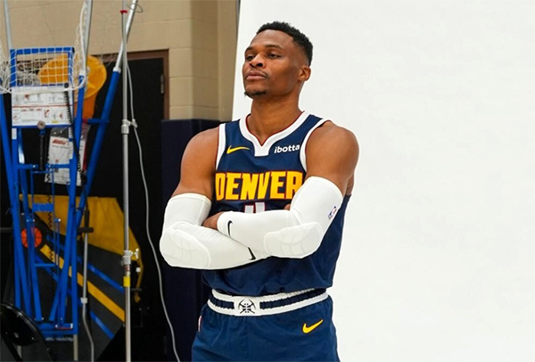 威少亮相掘金媒体日，穿4号开心登场，揭秘加盟原因获约基奇马龙夸赞