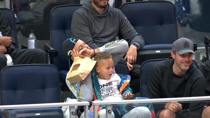 库里观战夏联引热议！吃爆米花并做晚安手势