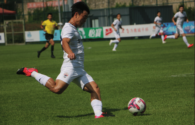 全力守住榜首！泰山队名宿带队冲5连胜，多位主力受伤，3新援首秀