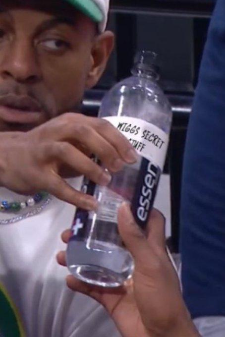 勇士惜败库里沮丧离场！科尔回应维金斯复出17分：他下半场有点疲惫