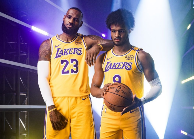 NBA 历史一刻！詹姆斯父子首同台，同框并肩写传奇