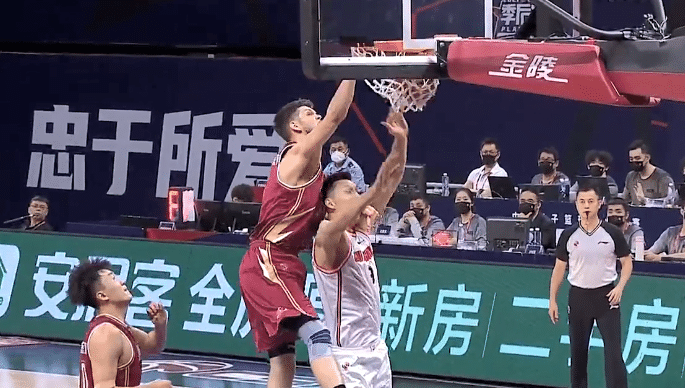 火爆！易建联遭外援隔扣，还击扣篮后怒视对手，误伤吴前被吹违体