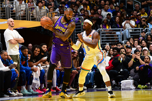 致命走步！湖人无缘卫冕，詹姆斯12分8板却因三次走步失误，赛后怒砸篮球