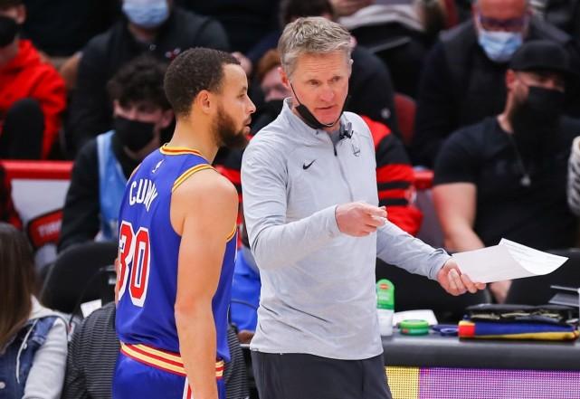 勇士第15套首发出炉！库里已提前返回湾区 科尔：有望周三复出