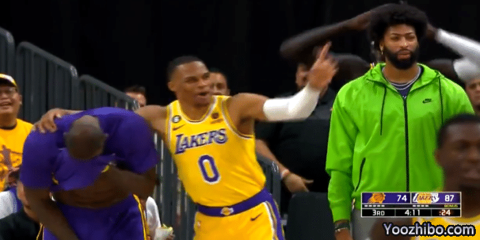 湖人替补席吃T：主帅摊手抱怨詹姆斯捂脸大笑 威少摇手指抗议