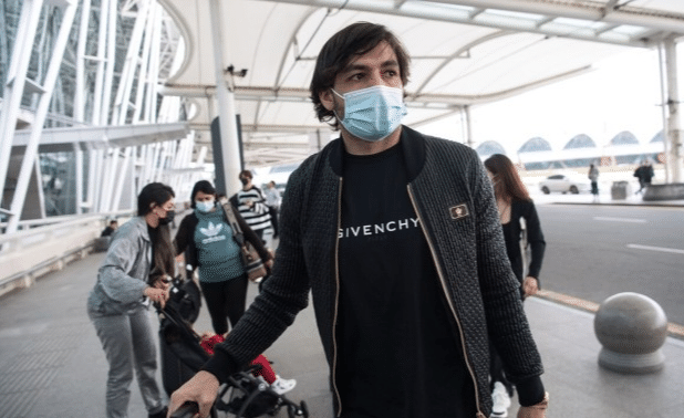 李铁再遭重击，高拉特找到归化最好出路，国足或迎归化退籍潮