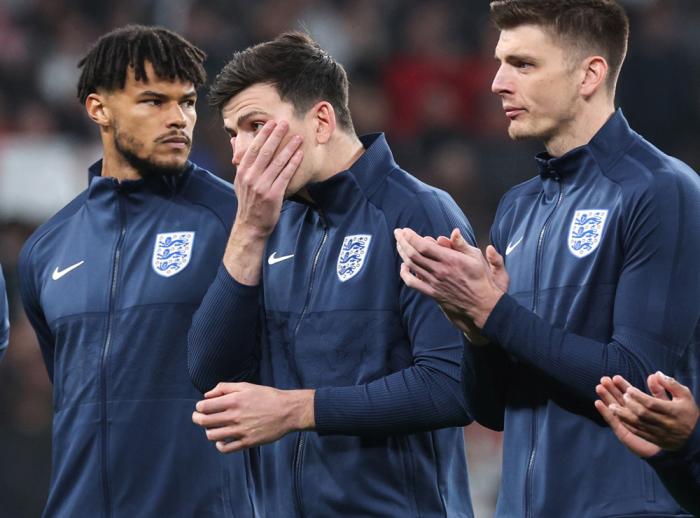 曼联队长遭英格兰球迷狂嘘！主帅出面力挺，队友为其训练失误辩护