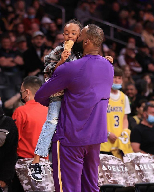 詹姆斯晒拥抱亲吻女儿合影，暖心！配文：你是我的心跳，我爱你