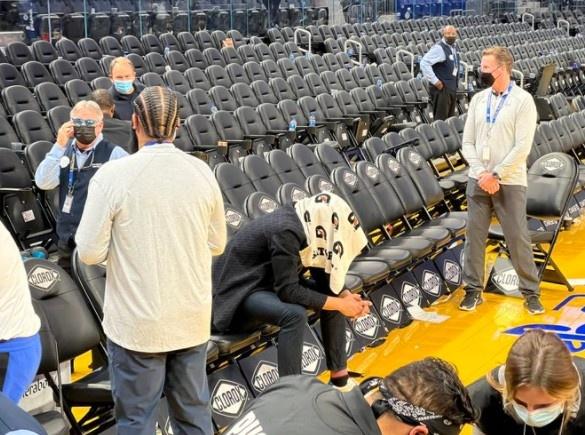 比赛结束克莱仍坐在原地毛巾盖头，哭了？库里追梦陪他说话走回更衣室！