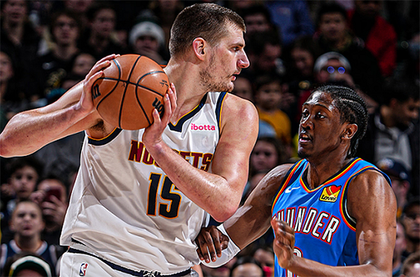 26分惨败！卫冕冠军6连胜被终结，约基奇怒摔座垫，排名被反超