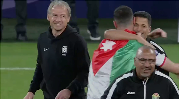 争议！韩国队轰然出局，克林斯曼豪言被打脸，赛后微笑被怒斥