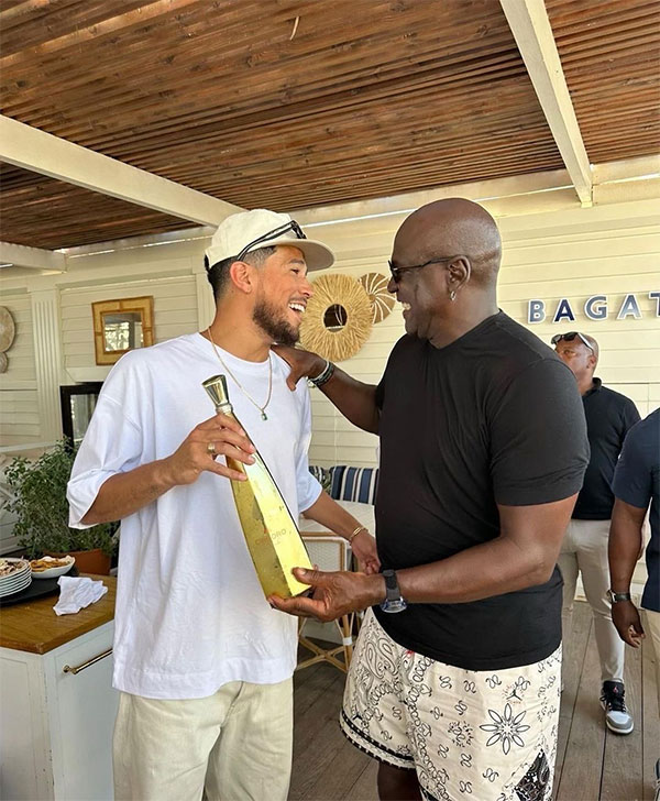 布克晒与乔丹合影：两人亲密同框咧嘴大笑 美媒调侃他们一起喝了点酒