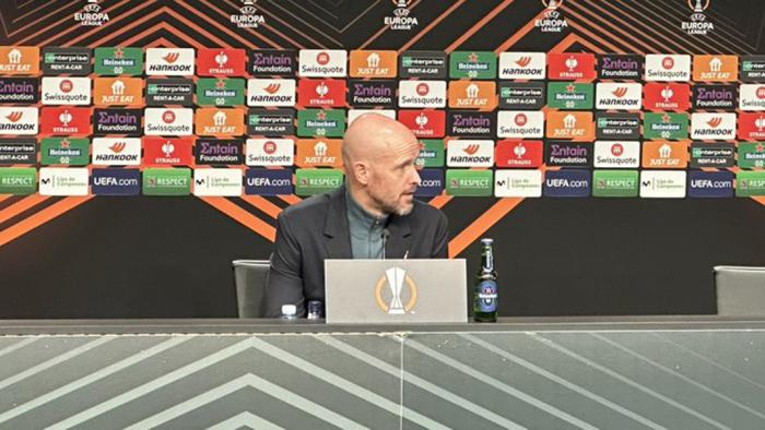 滕哈格解释马奎尔踢中锋，批评曼联进攻混乱！称误判导致无缘第一