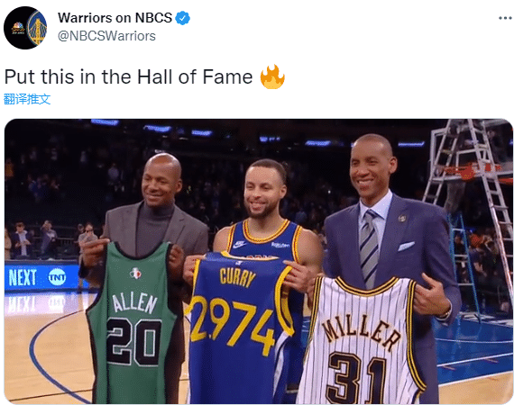 勇士更衣室合影庆祝！全队佩戴2974纪念帽， 库里C位出镜满脸笑容