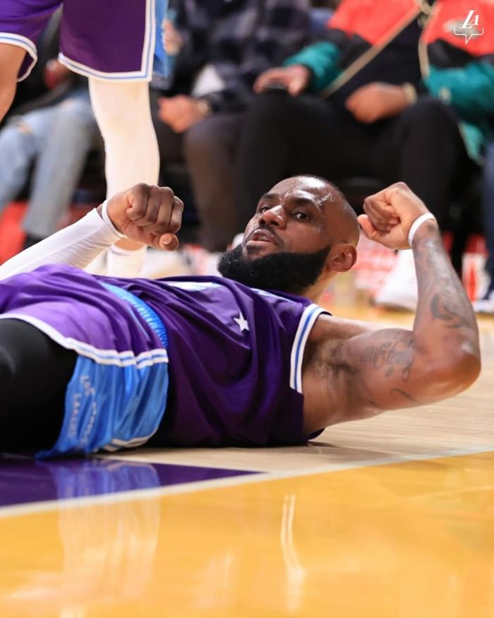 詹皇38+8！单节21分两次遭恶犯，错失绝平三分湖人附加赛悬了