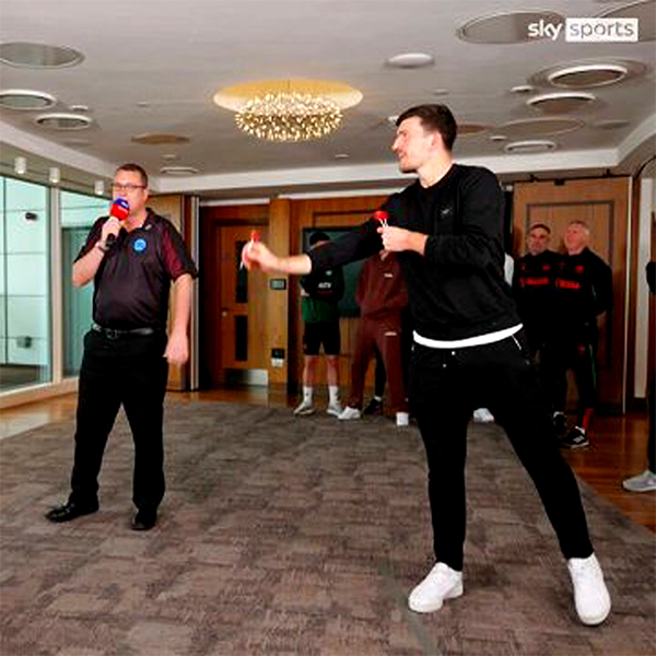 重磅！马奎尔冬窗去留成谜：擅三中卫，阿莫林决定其能否征服新帅留队