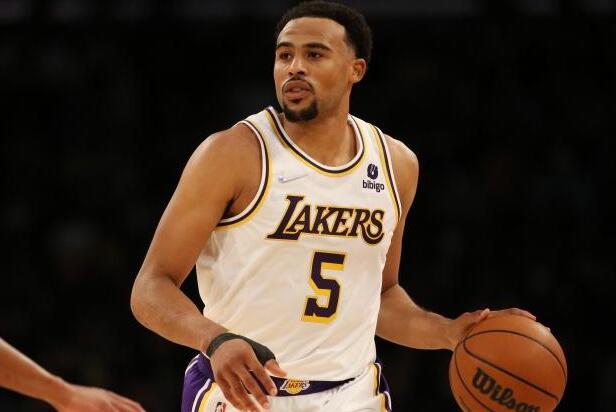 湖人慌了！疯狂甩卖3大筹码，却四处碰壁真惨，詹皇恐又蹉跎1年