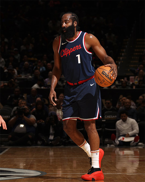 单节之上，哈登以11中9之姿揽23分，“火箭登” 杀招宛如诗意绽放