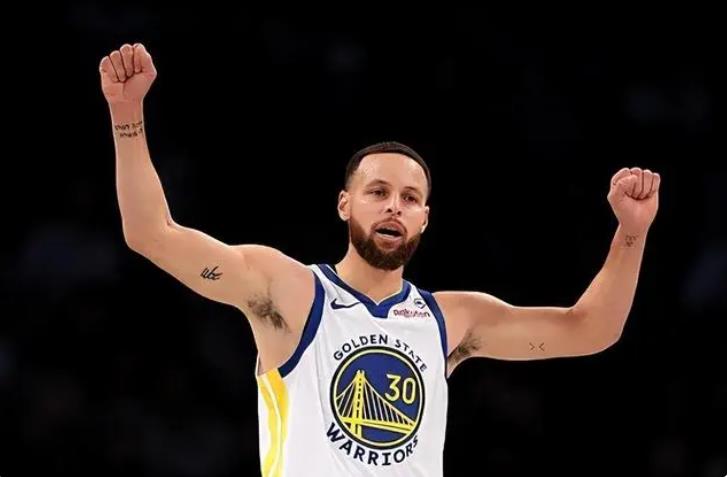 终结雄鹿6连胜，格林冲突，谁注意库里举动，低迷之人梦游不应该