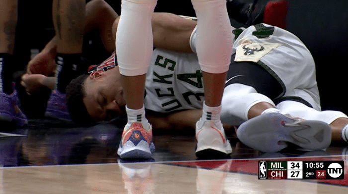 字母哥不幸撞伤手腕：离场返回更衣室 破纪录正式加冕队史助攻王